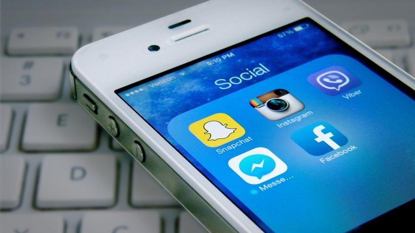 20150420215325-social-media-twitter-facebook-snapchat-viber-iphone-apple-cellphone